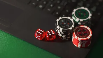 В Одессе мужчина проиграл в онлайн-казино 600 тысяч гривен, потому что ему пообещали вернуть 96% от суммы проигрыша